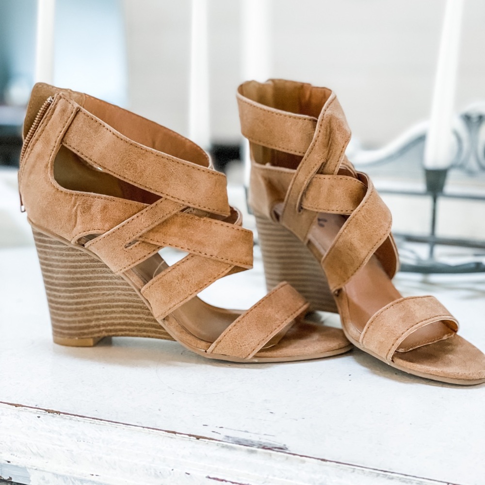 Qupid Women’s Brody 11 Wedge Sandals